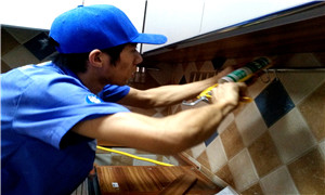 櫥柜安裝師傅打膠中 櫥柜安裝師傅打膠中