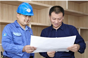 家具安裝師傅與用戶確認(rèn)圖紙 家具安裝師傅與用戶確認(rèn)圖紙